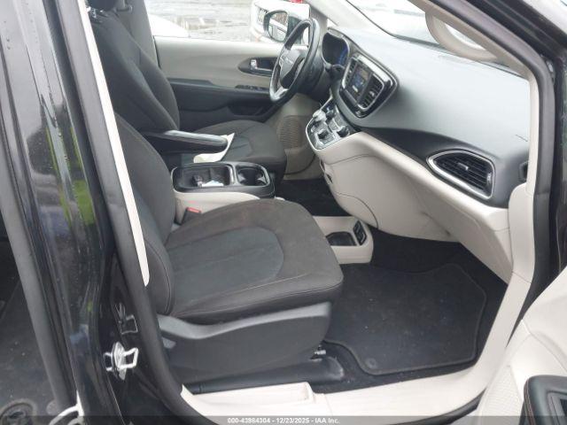 Chrysler Pacifica Touring Image 7