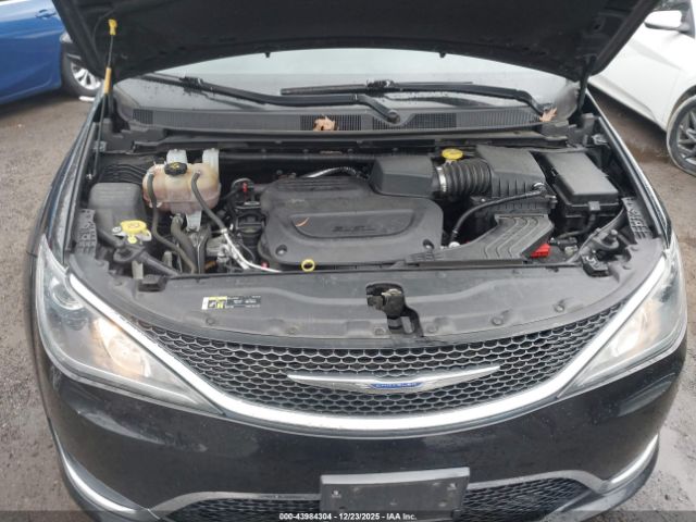 Chrysler Pacifica Touring Image 3