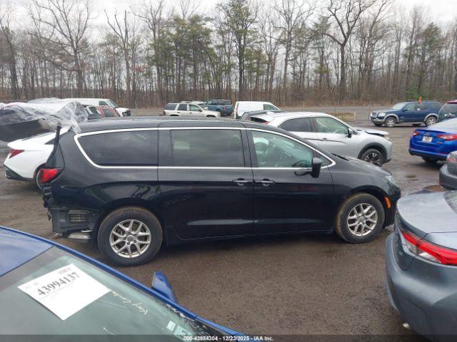 Chrysler Pacifica Touring Image 12