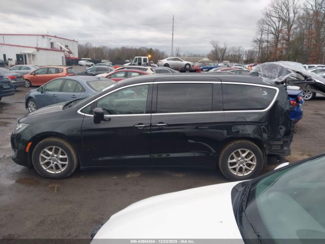 Chrysler Pacifica Touring Image 13
