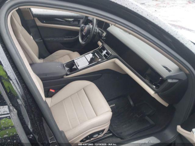 Porsche Panamera 4 Image 7