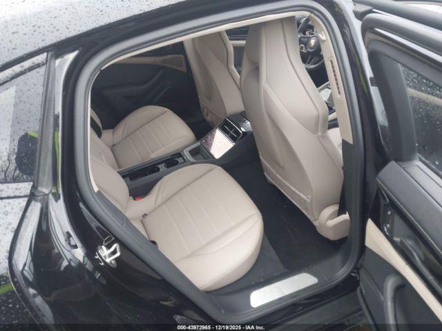 Porsche Panamera 4 Image 9