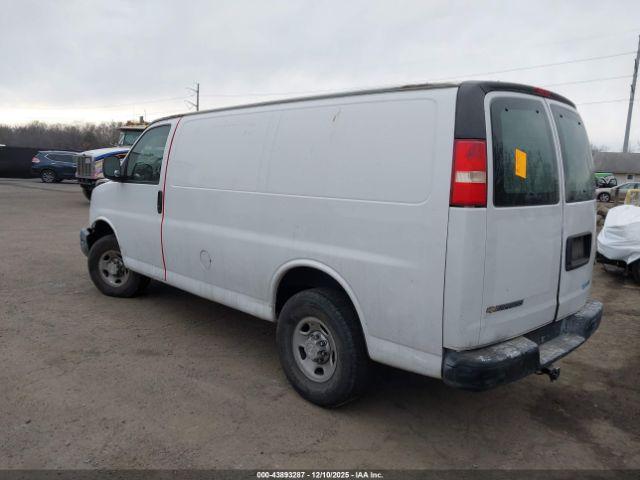 Chevrolet Express Work Van Image 4