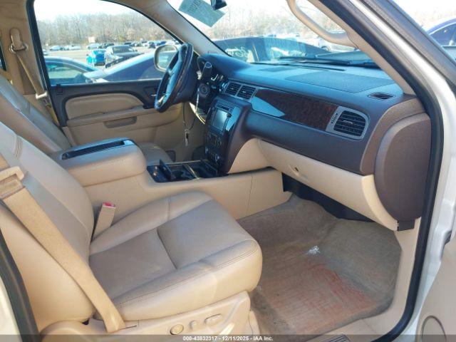 GMC Yukon Denali Image 6