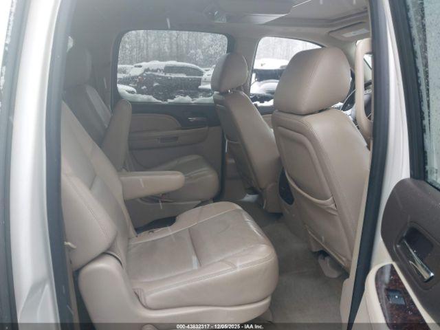 GMC Yukon Denali Image 14