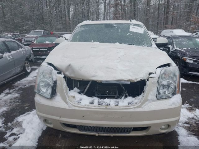 GMC Yukon Denali Image 2