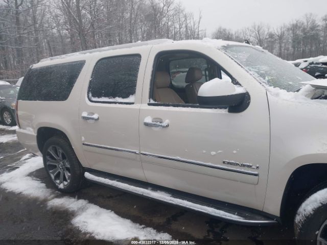 GMC Yukon Denali Image 9