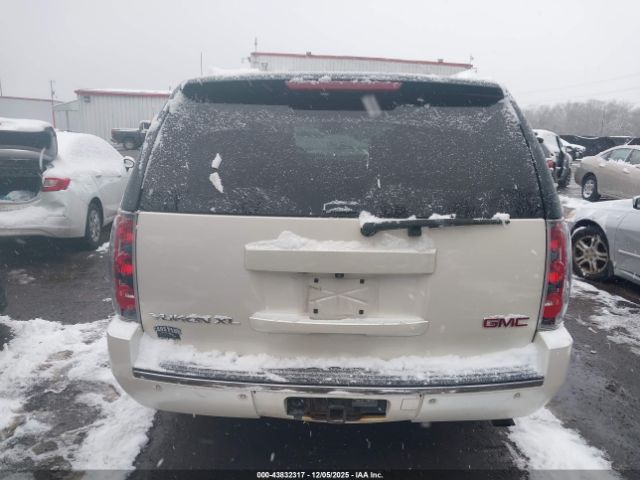 GMC Yukon Denali Image 12