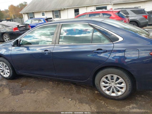 Toyota Camry Le Image 8