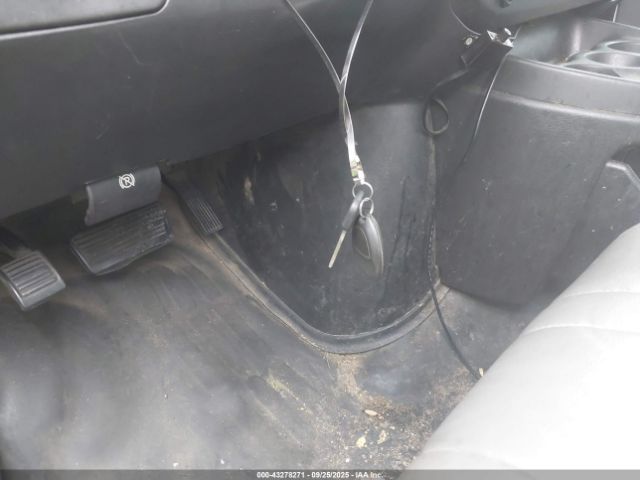 Chevrolet Express Work Van Image 7