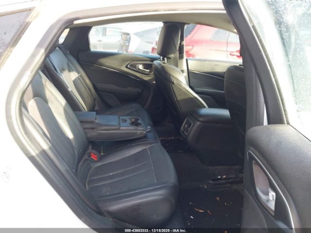 Chrysler 200 Limited Platinum Image 8