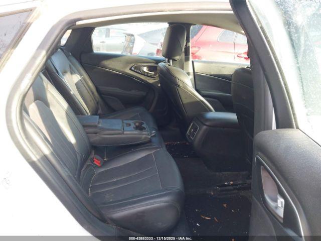 Chrysler 200 Limited Platinum Image 8