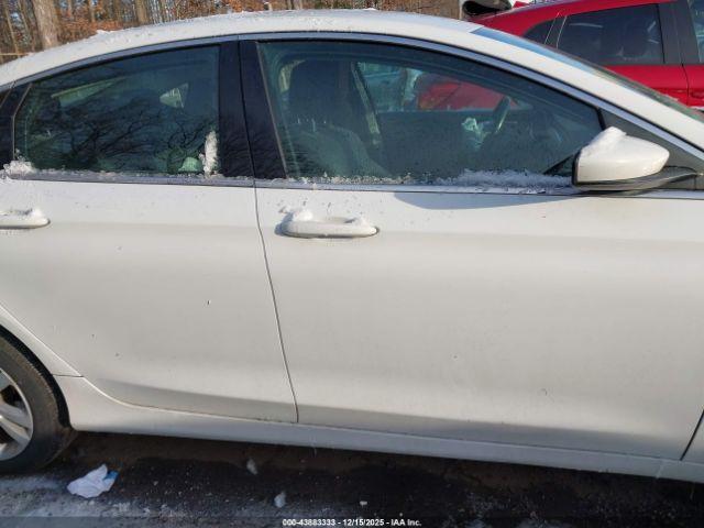 Chrysler 200 Limited Platinum Image 16