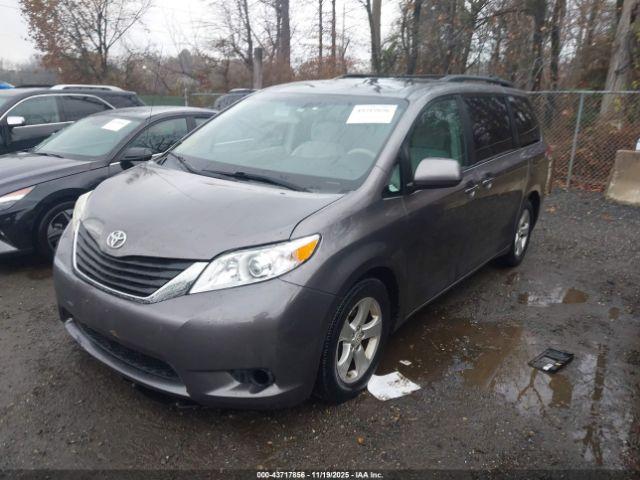 Toyota Sienna Le V6 Image 3