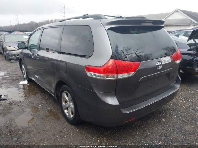 Toyota Sienna Le V6 Image 2