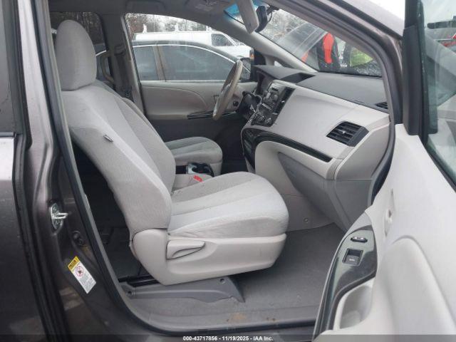 Toyota Sienna Le V6 Image 6