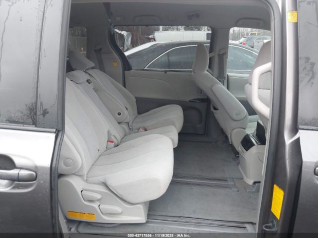 Toyota Sienna Le V6 Image 11