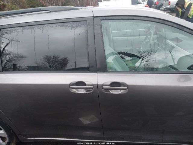 Toyota Sienna Le V6 Image 12