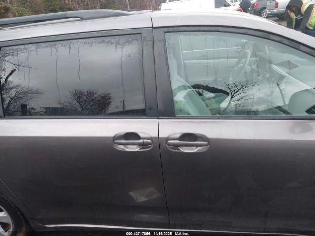 Toyota Sienna Le V6 Image 12