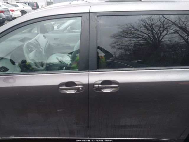 Toyota Sienna Le V6 Image 16