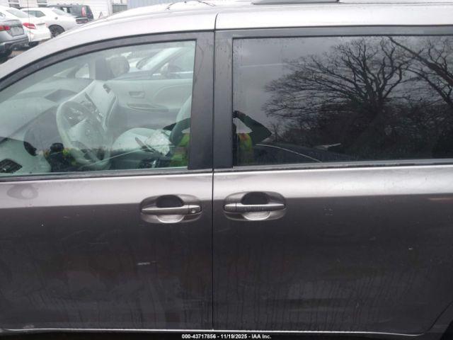 Toyota Sienna Le V6 Image 16