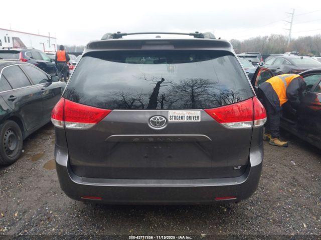 Toyota Sienna Le V6 Image 14