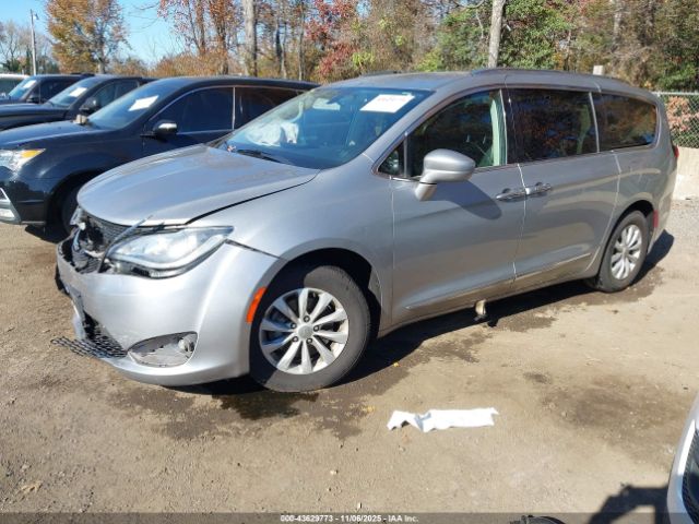 Chrysler Pacifica Touring L Image 14