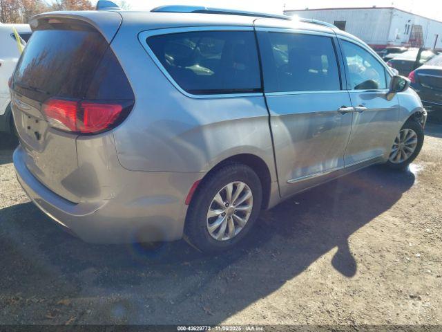 Chrysler Pacifica Touring L Image 11