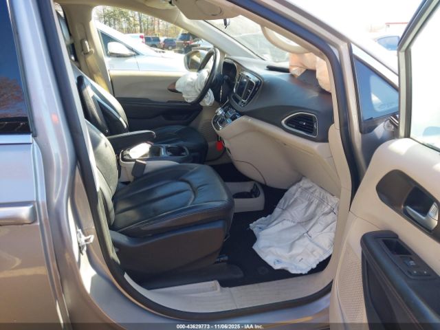 Chrysler Pacifica Touring L Image 16