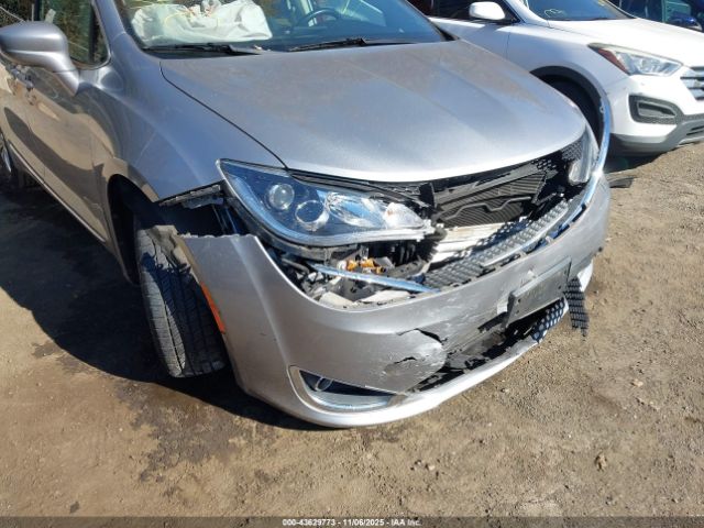 Chrysler Pacifica Touring L Image 12