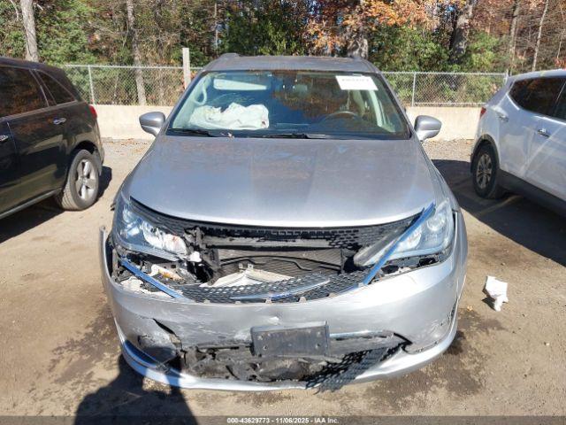 Chrysler Pacifica Touring L Image 4