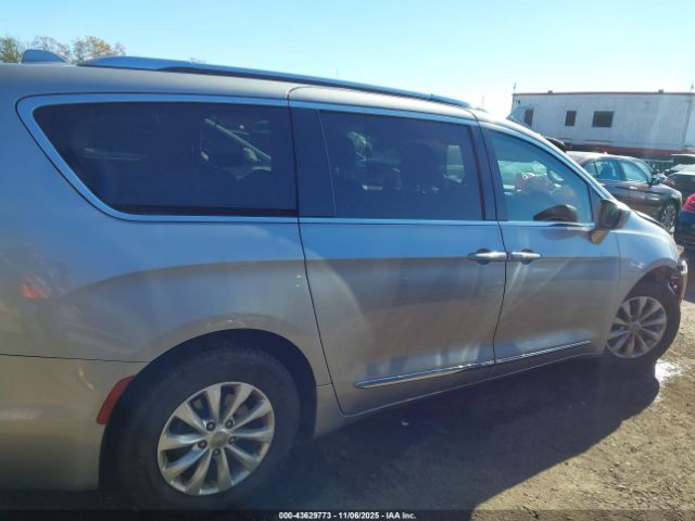 Chrysler Pacifica Touring L Image 10