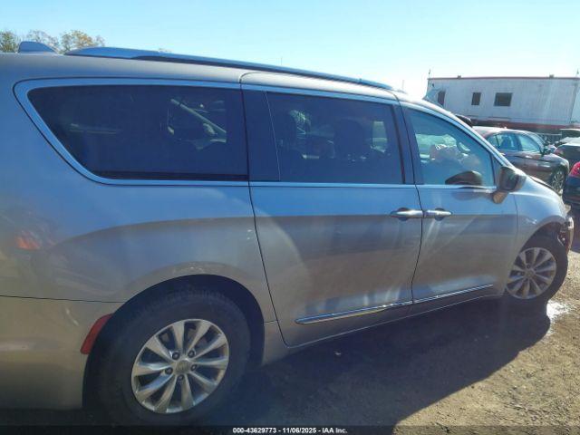 Chrysler Pacifica Touring L Image 10