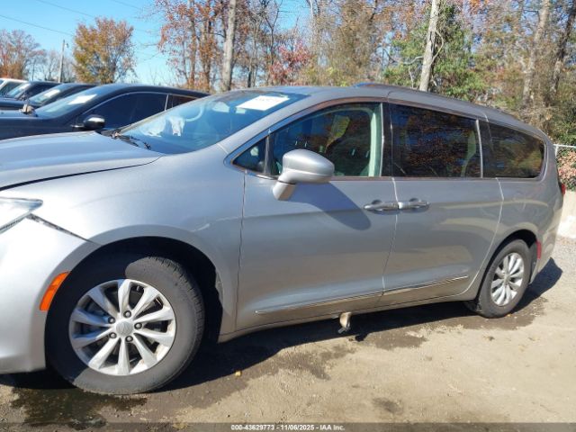Chrysler Pacifica Touring L Image 9