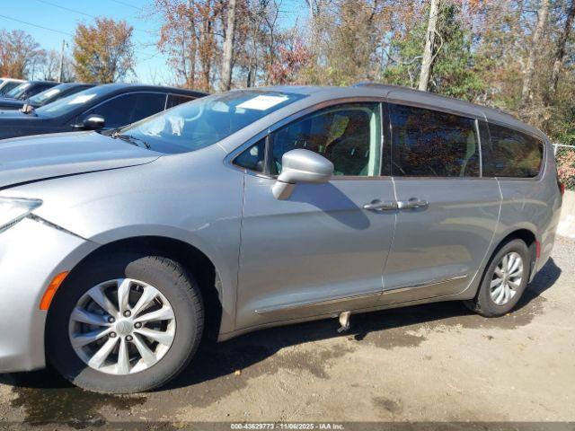 Chrysler Pacifica Touring L Image 9