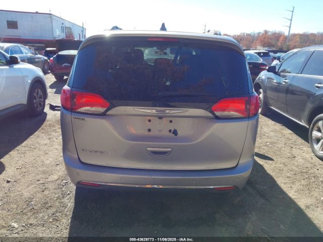 Chrysler Pacifica Touring L Image 6