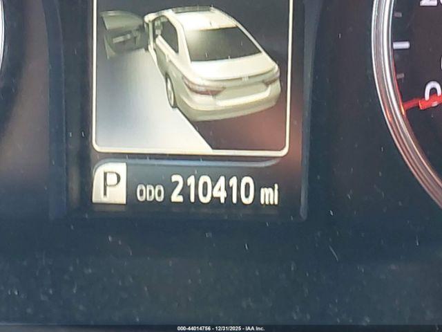 Toyota Camry Se Image 15