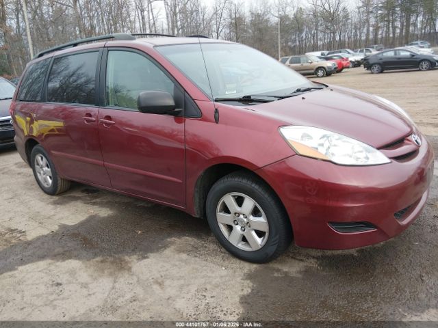 Toyota Sienna Le Image 1