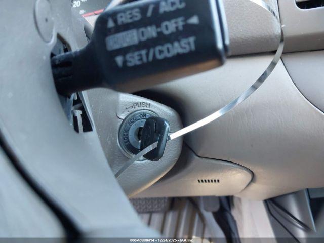 Toyota Camry Le Image 8