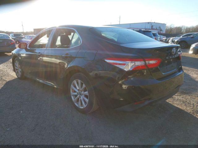 Toyota Camry Le Image 3
