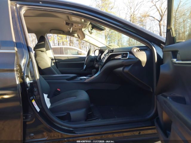 Toyota Camry Le Image 5