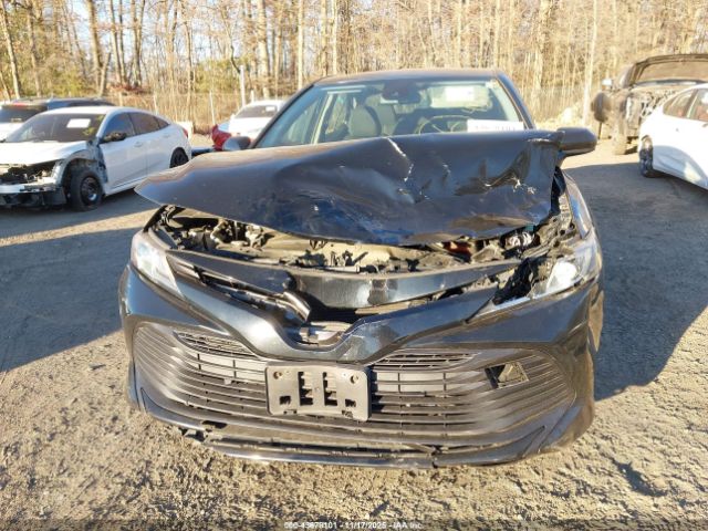 Toyota Camry Le Image 8