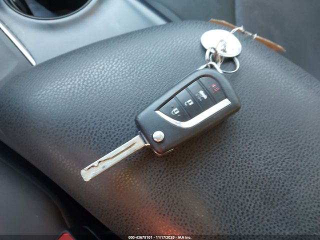 Toyota Camry Le Image 12