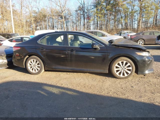 Toyota Camry Le Image 16