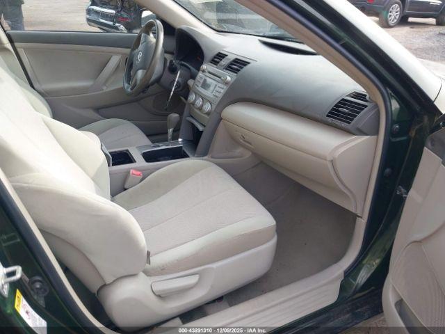 Toyota Camry Le Image 5