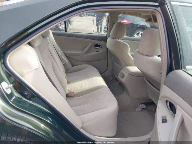 Toyota Camry Le Image 9