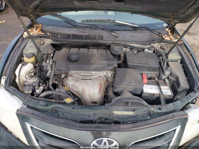 Toyota Camry Le Image 8
