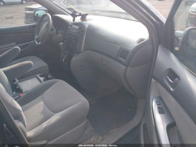 Toyota Sienna Le Image 7