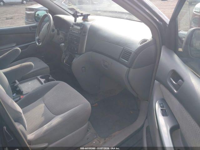 Toyota Sienna Le Image 7