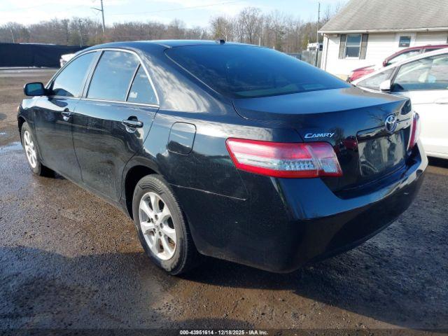 Toyota Camry Le Image 5